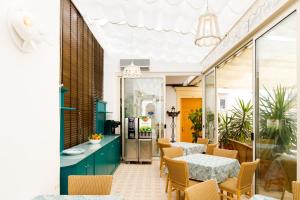 索伦托德尔科索酒店的庭院配有桌椅、桌子和桌子。