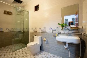 宁平Tam Coc mountain bungalow的浴室配有卫生间、盥洗盆和淋浴。