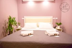 佛罗伦萨帕格尼尼酒店的一间卧室配有一张床,上面有两条毛巾