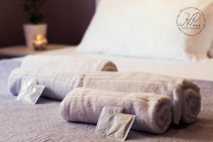 佛罗伦萨帕格尼尼酒店的床上有两条毛巾