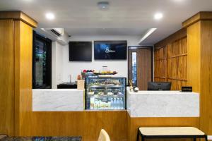 曼谷Sukhon Hotel - SHA Plus的餐厅设有冰箱柜台