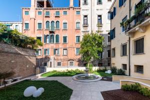 威尼斯卡德拉方特旅馆的建筑前带喷泉的庭院