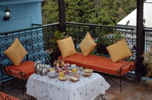 梅克内斯里亚德拉哈布勒酒店的阳台上的桌子上放着食物