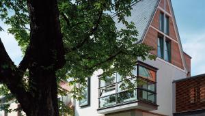 美因河畔法兰克福格贝姆勒酒店的前面有一棵树的房子