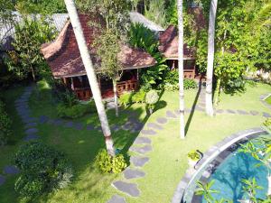 乌布Villa Sindu Ubud的享有花园房屋和房屋的空中景致