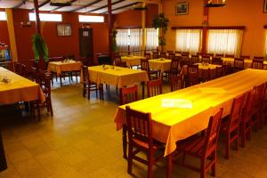 奇瓦伊拉波萨达德尔科尔卡旅馆的餐厅设有桌椅和黄色桌布