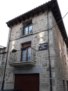 费尔莫塞列El Cobijo de los Arribes的一座砖砌建筑,设有阳台和标志