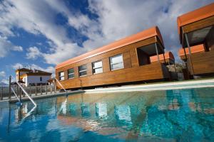 奥尔维拉维贡威亚威尔德拉谢拉度假屋的一座房子,旁边设有游泳池