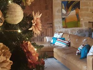 瓦德诺比斯Lastias的带沙发和圣诞树的客厅