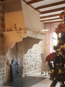 瓦德诺比斯Lastias的客厅配有桌子和圣诞树