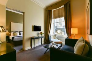爱丁堡爱丁堡辉盛阁国际公寓的酒店客房设有床和客厅。