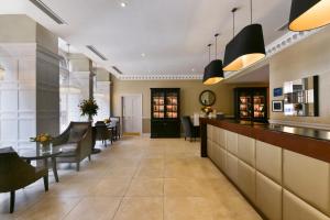 爱丁堡爱丁堡辉盛阁国际公寓的大堂设有酒吧和用餐室