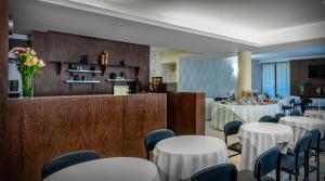维拉·雷阿尔克莱斯科旅馆的一间会议室,配有桌椅和一间酒吧