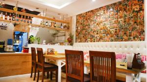 乔木提恩海滩Aiyaree Place Hotel SHA PLUS的一间带桌椅和砖墙的餐厅