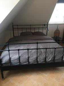 Helle und ruhige Dachgeschosswohnung客房内的一张或多张床位