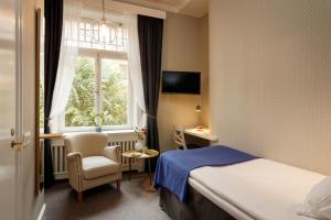 斯德哥尔摩帕尔兰酒店的酒店客房设有床和窗户。