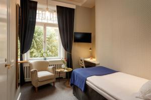 斯德哥尔摩帕尔兰酒店的酒店的客房 - 带一张床、椅子和窗户