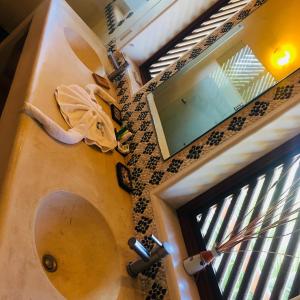 锡瓦塔塔内霍Hotel Bella vista的设有带镜子的浴室和窗户。