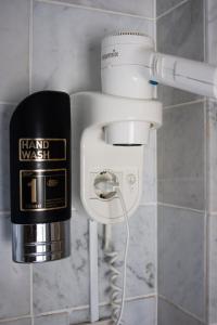 阿姆斯特丹特里亚农经济酒店的浴室提供吹风机和洗衣机