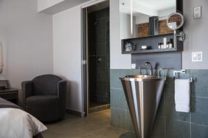魁北克市先验酒店的一间带水槽和椅子的浴室