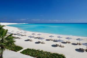 阿莱曼Al Alamein Hotel的享有海滩上方的遮阳伞和海洋美景