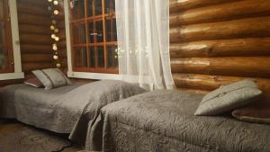 TammelaHilupilttuu的一间卧室设有两张床和窗户。
