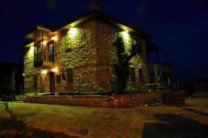 代姆雷贝迈雷克塔斯埃伏尔乡村民宿的一座石屋,晚上有灯