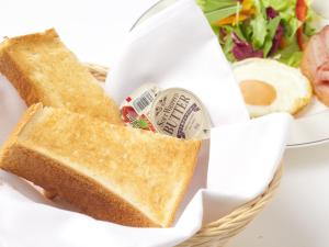 冈山Hotel Fine Garden Okayama I的一篮面包、沙拉和三明治