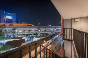 曼谷Yello Rooms Hotel Victory Monument的享有购物中心的夜间景致