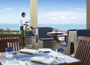 高尔杰特维茵酒店集团有限公司的站在海洋餐馆桌子上的人