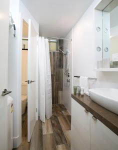 福尔斯克里克Les Chalets 20的白色的浴室设有水槽和卫生间。