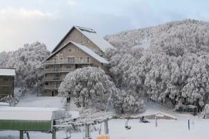 福尔斯克里克Les Chalets 20的山旁雪地中的滑雪小屋