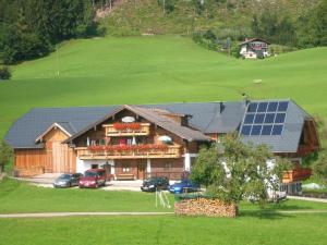 圣沃尔夫冈莱德霍夫斯维斯巴瓦酒店的顶部设有太阳能电池板的房子