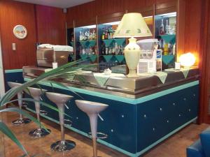 加利波利利瓦贝拉酒店的吧台,吧台上设有凳子和台灯