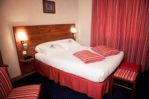 阿穆奥福德布瓦酒店的酒店客房,设有一张带红色窗帘的大床