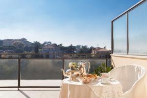 弗拉斯卡蒂卡夏尼酒店的阳台上的餐桌上放着一盘食物
