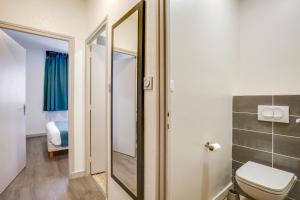 圣克洛德全景餐厅朱拉酒店的一间带卫生间和镜子的浴室