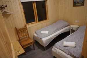 劳加尔瓦特恩米德尔思科度假屋的小房间设有两张床和窗户
