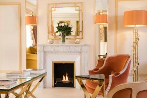 巴黎瑞典圣日耳曼酒店的客厅设有壁炉和镜子