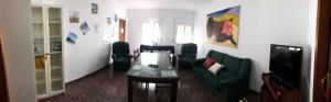 阿尔戈多纳莱斯Casa Antonio Algodonales的客厅配有绿色沙发和桌子