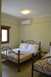 卡托克拉克阿纳APARTMENT V.M.的一间卧室配有两张带白色枕头的床
