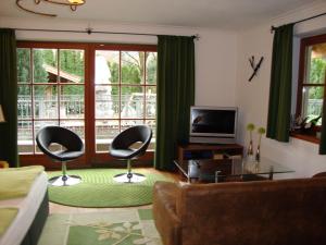 基茨比厄尔Haus Andreas的客厅配有两把椅子和电视