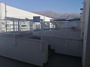 圣地亚哥Excelente departamento en Las Condes的一座带游泳池的建筑,背景是群山