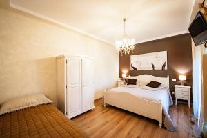 明乔河畔的瓦雷奇奥La Rocchetta的一间卧室配有一张床和一个吊灯