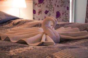 沃鲁Hotell Tamula的毛巾放在床上,