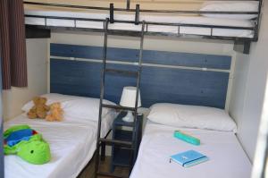 Happy Camp mobile homes in Castello Camping & Summer Resort客房内的一张或多张床位