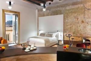 那不勒斯Artemisia Domus - Centro Storico的一间卧室设有一张床和一间客厅。