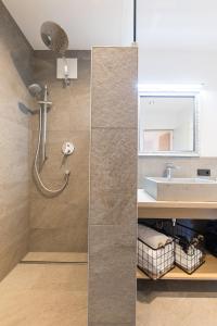 绍滕斯Easy Living Apartment Ötztal的带淋浴和盥洗盆的浴室