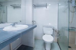 Sri Indar Hotel的一间浴室