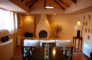 普尔马马尔卡科罗拉多洛精品露营酒店的一间带桌子和壁炉的用餐室